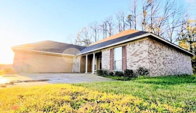 Cozy home just outside of Byram, MS