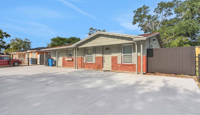 Cozy home with screened lanai foosball and fenced yard