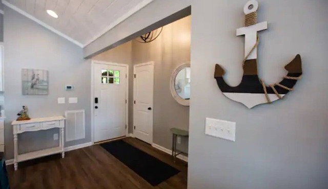 Cozy, lake front cottage