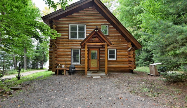 Cozy Lakefront Cabin, Dock + Trails : Trails Lodge
