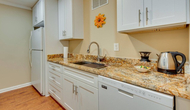 Cozy Lawrenceville Apt - 6 Mi to Mall of Georgia!