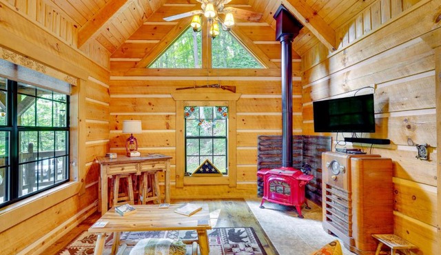 Cozy Log Cabin on 11 Acres: 3 Mi to Cherokee Lake!