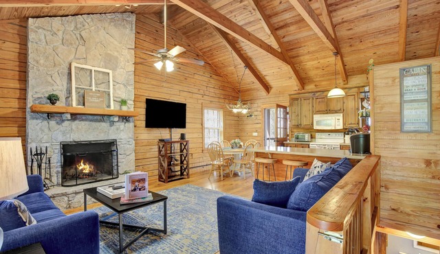 Cozy Log Cabin tucked away in Warm Springs! Near Callaway and FDR