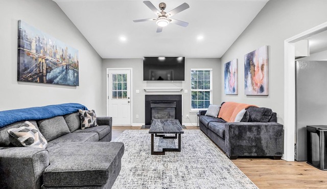 Cozy Modern Home - Sleeps 8 - Wake Forest + Hospital