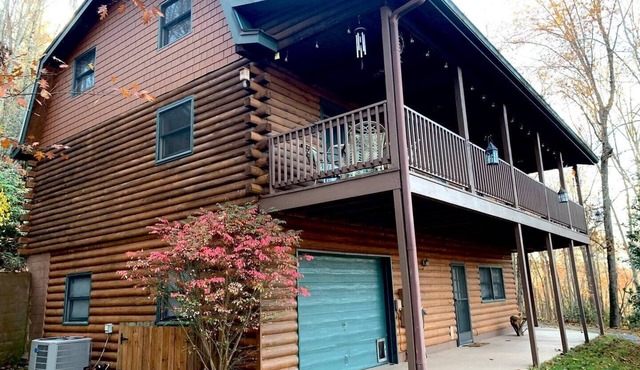 Cozy Mtn Log Cabin, wonderful views, 5 mins from Hayesville town sq, sleeps 8.