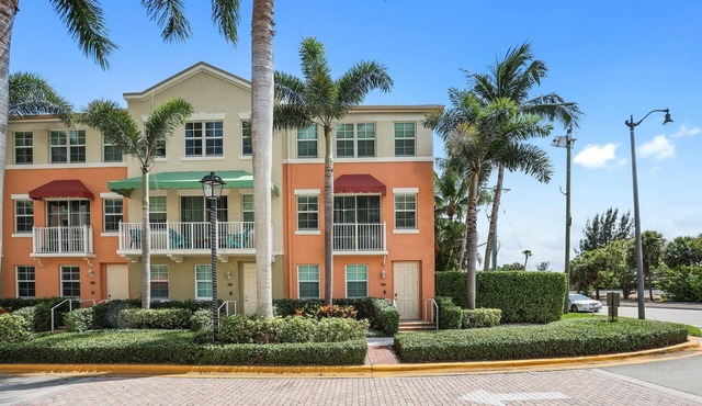 Cozy orange beachside townhouse with yard, Wi-Fi, & full kitchen in Lantana!
