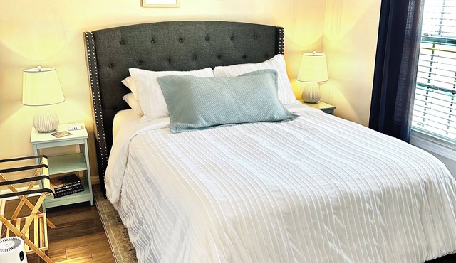 Cozy private room with lounge. The perfect spot for visiting historic Senoia.