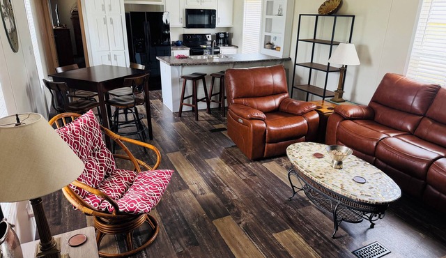 Cozy & quiet 2 bedroom country getaway, close to all the fun!
