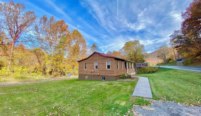 Cozy river front log cabin close to, Seneca Rocks, Dolly Sods, Spruce Knob