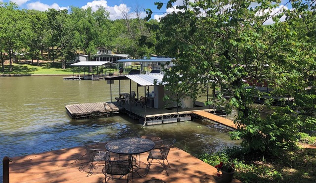 Cozy rustic lakefront cabin with AC and Wi-Fi in charming Camdenton