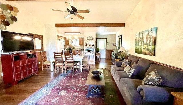 Cozy Rustic Two-Bedroom Cabin on Lake Ouachita with Hot Tub, Marina, and Activities in Mount Ida, Arkansas