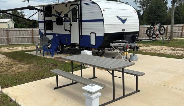 Cozy RV sleeps 4, WiFi, fitness room in wonderful Madison