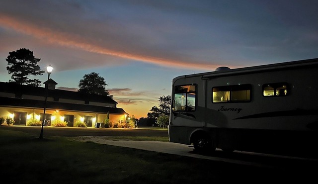 Cozy RV with AC located in Ocean Springs - Biloxi Casinos nearby.