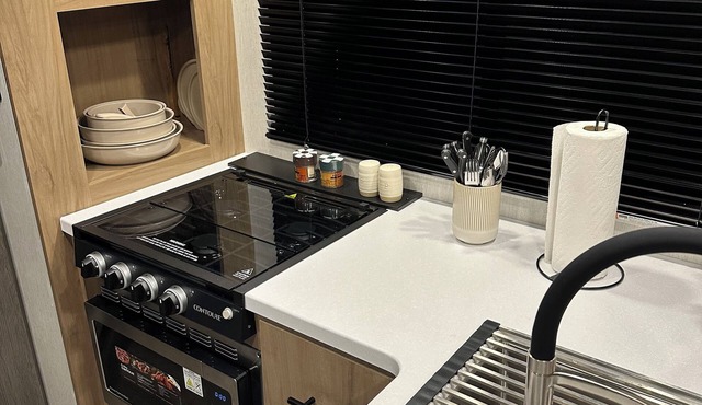 Cozy RV with WiFi, TV, and fireplace in charming Midway