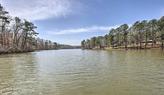 Cozy Studio Cabin in Tallassee w/Water View!
