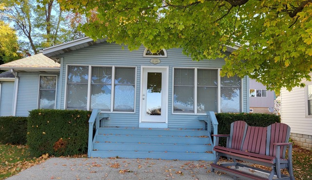 Cozy three-bedroom cottage perfect for a lakeside get-away
