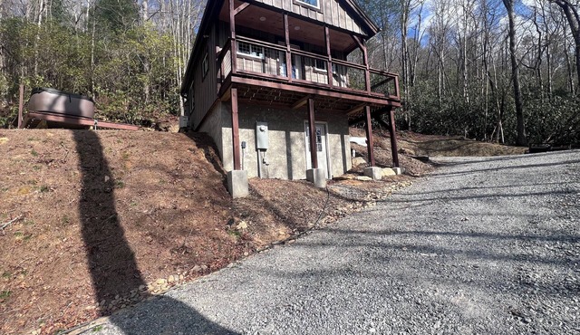 Cozy tiny cabin with Loft 10 minutes from DuPont State Park