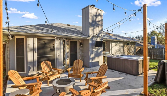 Cozy Updated Home w/Hot Tub minutes from DFW Airport