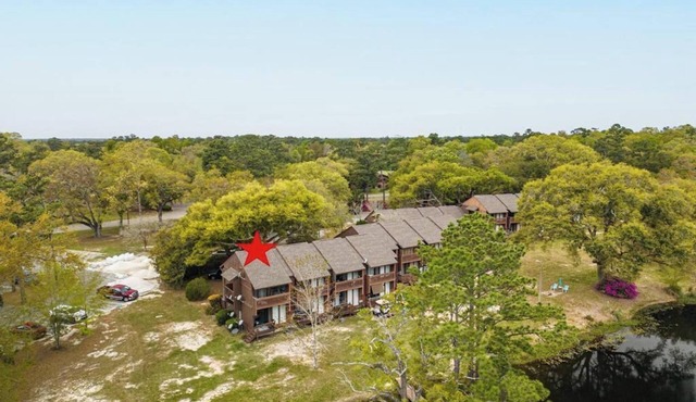 Cozy upstairs Studio Condo at Diamondhead overlooking the Lake & Country Club
