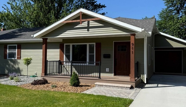Cozy West end 3 bed 2 bath Newdale Bungalow, Clean, Quiet & Close to Everything.
