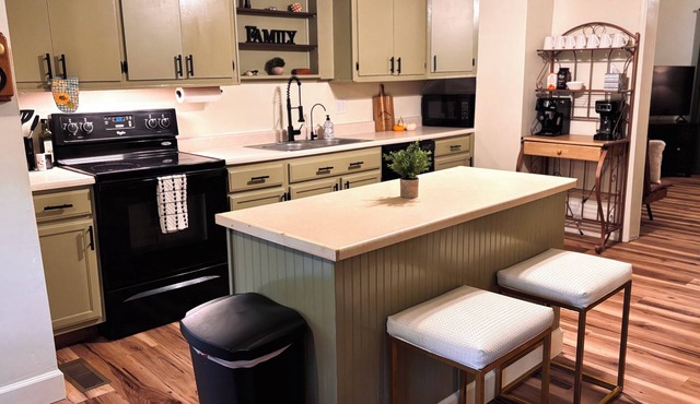 Creekside Cottage: Private, Peaceful, Cozy Escape, Pet Friendly, Attached Garage