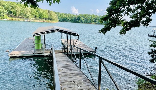 Cute Cottage on Lake Hartwell w/covered slip dock