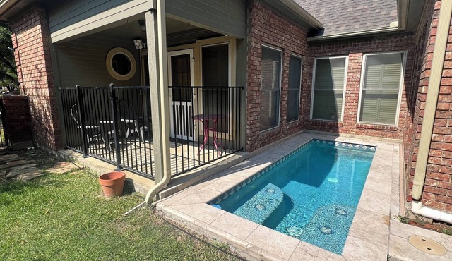 Cute & cozy 2bd, 2bth home, heated spa, very near Central Expy and Bush Trnpk