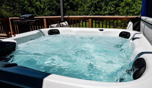 Dahlonega Creekside Cottage with Hot Tub