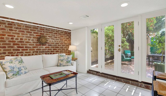 Darling Garden Apartment on Charlton