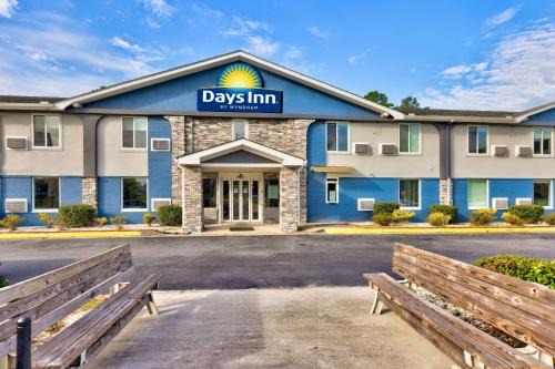 Days Inn by Wyndham Savannah Gateway I-95