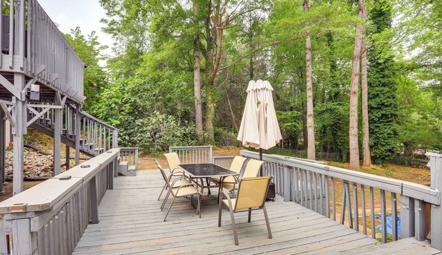 Deck & Game Room: Family Home in Stockbridge!