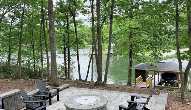 Deep waterfront in a quiet cove! Laid Back at Lake Anna, public side, mid-lake!