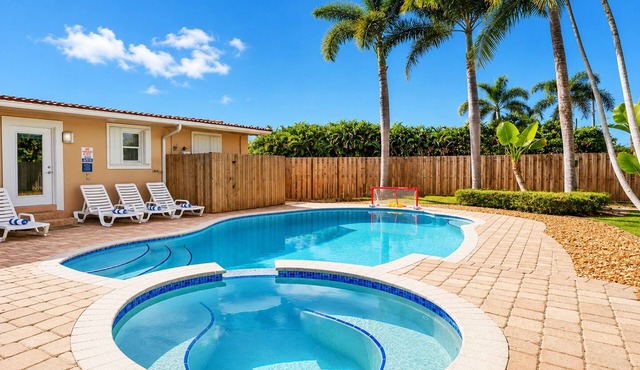 Deluxe Home Heated Pool & Jetted Tub near Beach & Casino