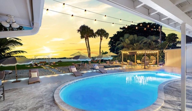 Deluxe Waterfront Villa | BBQ, Pool and Game Room