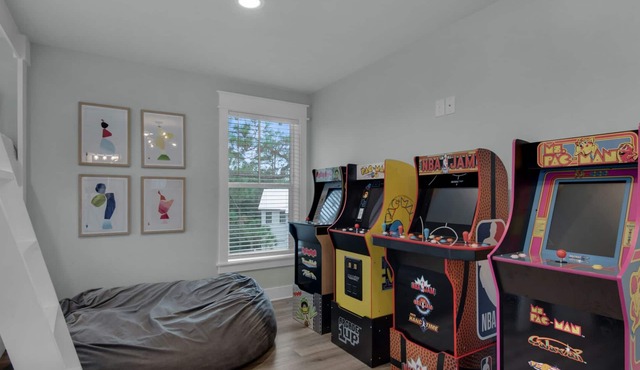 Designer Finishes, Arcade Room, Sleeps 14 + Free Attraction Tickets!