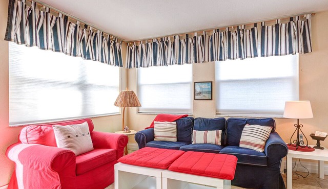 DIRECT OCEAN FRONT Ground Floor 2bed/2bath Great for Families