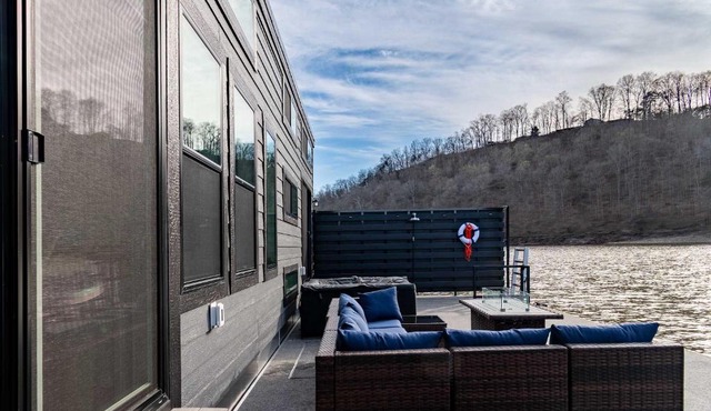 Dock Holiday - A Unique Floating House on Lake Cumberland