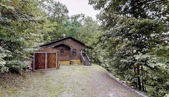 Dog-Friendly scenic cabin with amazing views, covered deck, firepit, & hot. tub