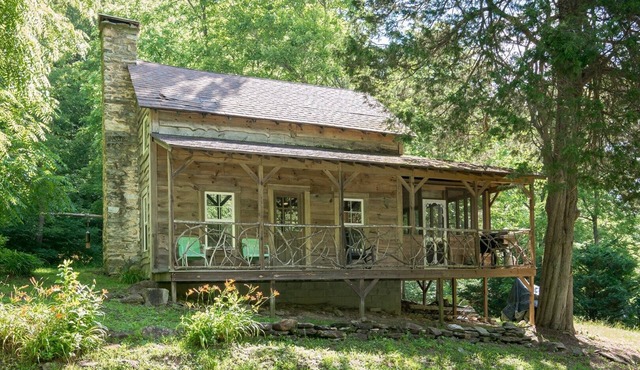 Doggett Cabin | Rustic Log Retreat, Fire Pit, Pond & Trails (BYO Linens)