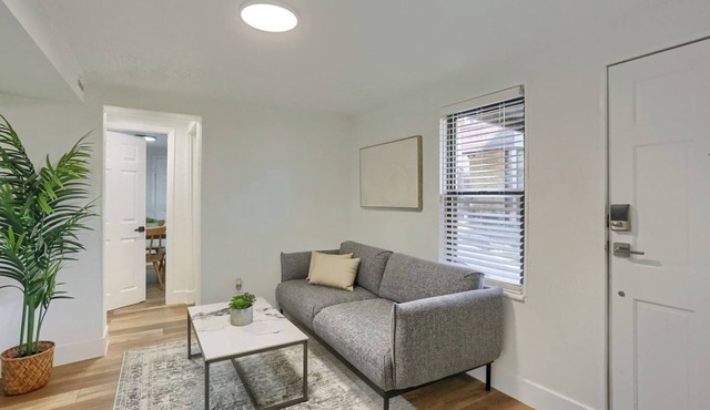 Dormont/Potomac @4 Cozy and Central 2 Bedroom Private Apartment
