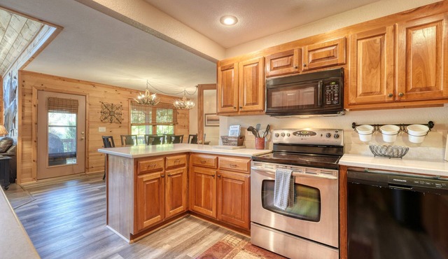 Down By the River-Fireplace-Jacuzzi-River Access