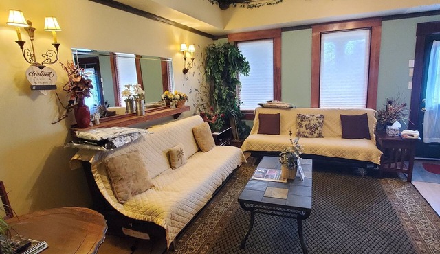 Downtown 1 Bedroom Duplex can Sleep 5 Close to Everything