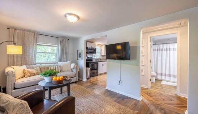 Downtown Bungalow < Less than 1.5 Miles to UGA!