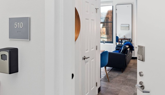 Downtown Luxury Haven: Close to Stadium Action!