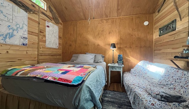 Driftwood Treehouse Cabin w/AC, Peaceful & Cozy!
