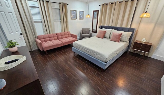 Duplex @College Park Sleeps 15. Close to DT & WP