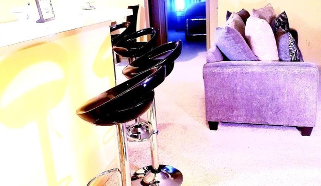 Easy Access 2beds,1bt luxury kingbed with pool sleeps 4