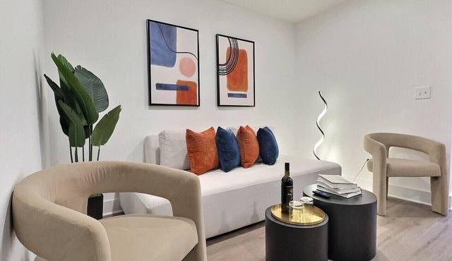 Eclectic Retreat in Heart of Downtown
