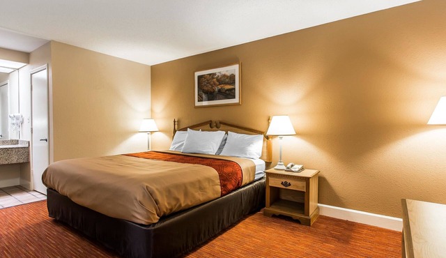 Econo Lodge Inn & Suites Huntsville University Area