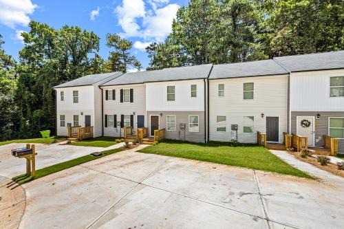 Elegant Escape Near Six Flags with WiFi, AC